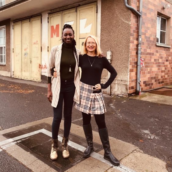 Die Künstlerinnen Moira Bushkimani und Natascha Stellmach vor der Fahrbereitschaft