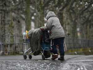 Symbolbild: Obdachlose Person im Winter.